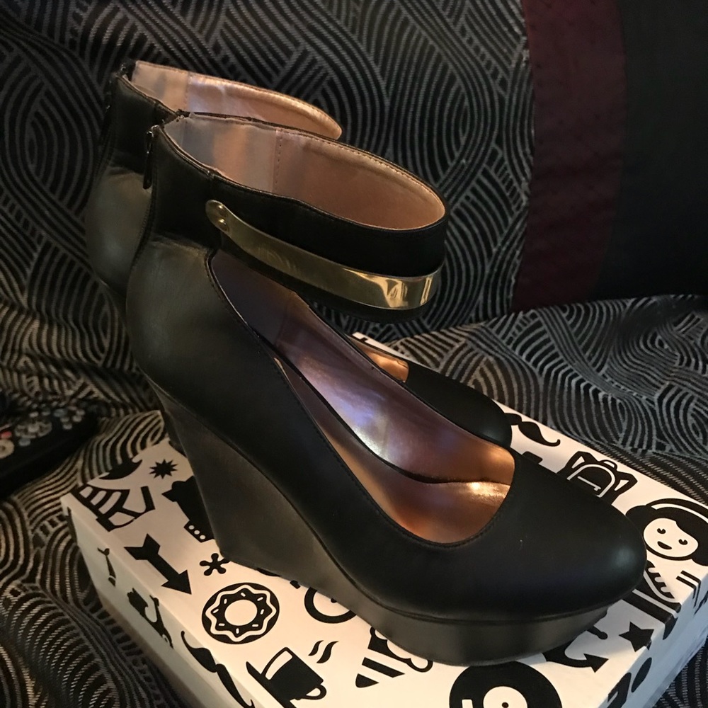 Black wedges